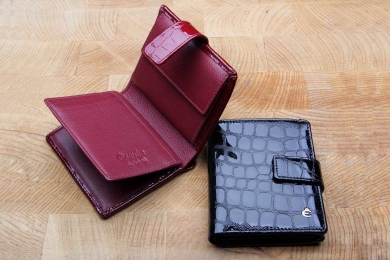 <h5>0456 73</h5><p>Small wallet in black and red.	This wallet has 6 credit card slots, one net compartment, 4 slip pockets, a double billfold and a coin compartment. Size : 8,5 x 10 cm																														</p>