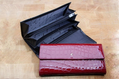 <h5>1243 73</h5><p>Large wallet in black and red.	This wallet has 13 credit card slots, 7 slip pockets and a zipp coin compartment. Size : 19 x 10 cm																																</p>