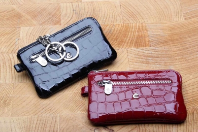 <h5>3993 73</h5><p>Zipp key case in black and red with two key chains with rings and a zipp compartment. 
Size : 11,5 x 7 cm																																</p>