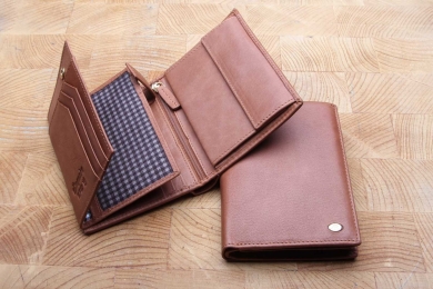 <h5>0484 14</h5><p>upright wallet in black, brown and cognac. This wallet has 13 credit card slots, 2 net compartments, 5 slip pockets and one zip. compartment. It has a double billfold and coin compartment. Size: 9,5 x 13 cm																																				</p>