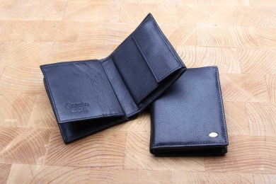 <h5>0459 14</h5><p>upright wallet in black, brown and cognac. This wallet has 8 credit card slots, one net compartment, 4 slip pockets. It has a double billfold and coin compartment. Size: 8,5 x 11,5 cm																																		</p>