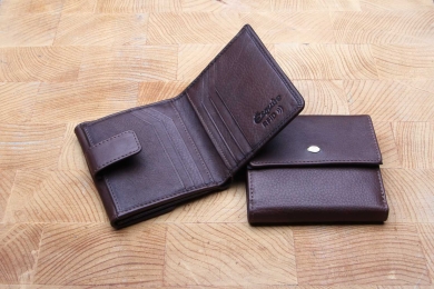 <h5>1214 14</h5><p>small wallet in black, brown and cognac. This wallet has 8 credit card slots, 3 slip pockets. It has a double billfold and coin compartment. Size: 10 x 9 cm																																		</p>