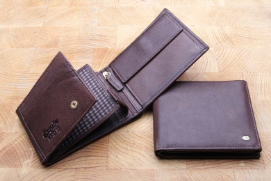 <h5>2284 14</h5><p>horizontal wallet in black, brown and cognac. This wallet has 16 credit card slots, 2 net compartments, 3 slip pockets and a zip. compartment. It has a double billfold and coin compartment. Size: 12 x 9,5 cm																																			</p>