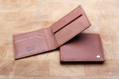 <h5>2996 14</h5><p>horizontal wallet in black, brown and cognac. This wallet has 8 credit card slots, 3 slip pockets. It has a double billfold and coin compartment. Size: 12 x 9 cm																																			</p>