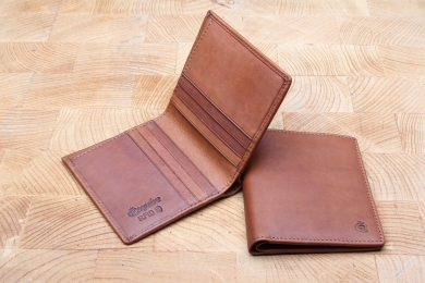 <h5>3026 08</h5><p>Credit card case in black and brown with 8 creditcard slots, 2 slip pockets and double billfold. Size: 9 x 10,5 cm																																																						</p>