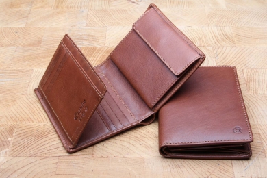 <h5>0478 08</h5><p>Wallet in black and brown with 12 creditcard slots, a net compartment, 4 slip pockets, double billfold and coin compartment. Size: 9,5 x 12 cm																																																						</p>