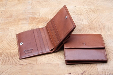 <h5>0039 08</h5><p>Wallet with special coin compartment in black and brown with 10 creditcard slots, 3 slip pockets, double billfold and special coin compartment. Size: 9 x 10 cm																																																					</p>