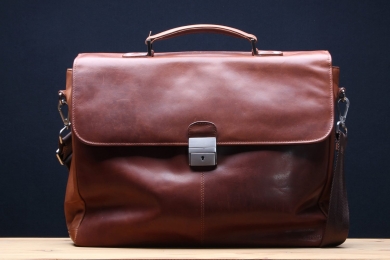 <h5>8674 08</h5><p>Briefcase in brown with 2 zip compartments, laptop/tablet compartment, business division, trolley loop and reversible shoulder strap. Size: 40 x 31,5 x 7,5 cm																</p>