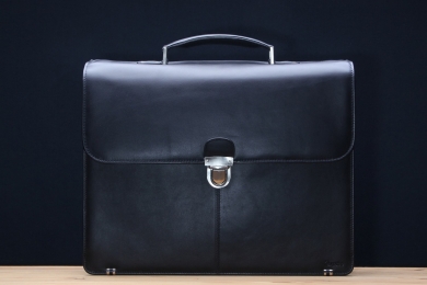 <h5>8674 77</h5><p>briefcase with lock in black. This bag has 2 main compartments with laptop comp. and office division, 2 zipp compartments	and 2 slip pockets. The adjustable shoulder strap is removeable. Size: 41 x 31,5 x 11 cm																																	</p>