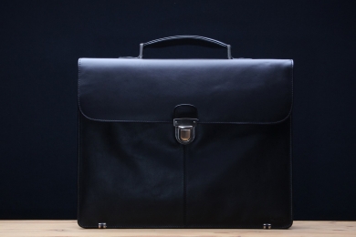 <h5>8674 77</h5><p>briefcase with lock in black. This bag has one main compartment with laptop comp. and office division., 2 zipp compartments	and 2 slip pockets. The adjustable shoulder strap is removeable. Size: 40 x 31,5 x 7,5 cm																																					</p>