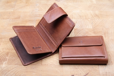 <h5>1277 08</h5><p>Wallet in black and brown with 13 creditcard slots, 1 net compartment, 5 slip pockets, double billfold and coin compartment. Size: 9,5 x 12 cm																				</p>