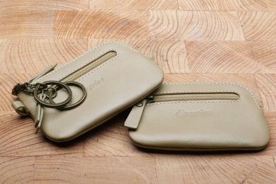 <h5>3992 42</h5><p>RV-Schlüsseletui in 9 verschiedenen Farben und einem passenden Pünktchenfutter. Das Etui hat ein RV- Fach. Im Hauptfach befinden sich 2 Ketten mit Ringen . Größe : 11,5 x 7,5 cm																			</p>