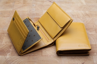 <h5>0484 42</h5><p>Wallet upright in 9 colors available with matching dotted lining. This wallet has 15 credit card slots, 2 net compartments, 3 slip pockets, a zipp compartment, a double billfold and a coin compartment. Size 9,5 x 12,5 cm																	</p>