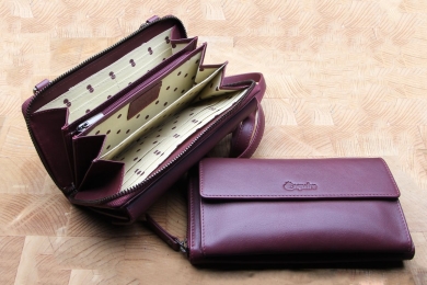 <h5>1967 42</h5><p>Zipped wallet with cellphone case in 9 colors available with matching dotted lining. This wallet has 16 credit card slots, 5 slip pockets, a zipp compartment, a cellphone compartment and a zipp coin compartment. The adjustable shoulder strap is removeable. Size 19 x 10,5 cm													</p>