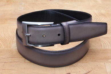 <h5>2035 35</h5><p>Belt "Burn" in black, cognac and grey.
Width 3,5 cm and length available till 115 cm.
Description: Moulded, single stitched and shortable</p>