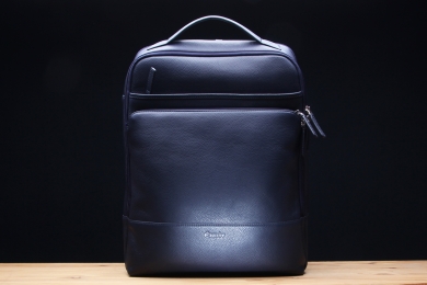 <h5>8838 80</h5><p>Rucksack in schwarz oder blau.
6 Reißverschlußfächer, Büroeinteilung und Laptop/Tabletfach.
Maße: 30 x 40 x 12,5 cm																																	</p>